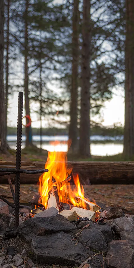 Nuotiopaikka Hossan kansallispuistossa retkeilijöille