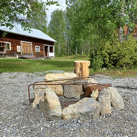Väinölän grillipaikka ja nuotiopaikka pihalla Hossassa