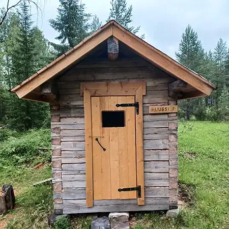 Väinölän perinteinen ulkokäymälä pihalla Hossassa