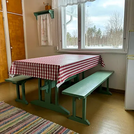 Väinölän keittiön pöytä Hossassa
