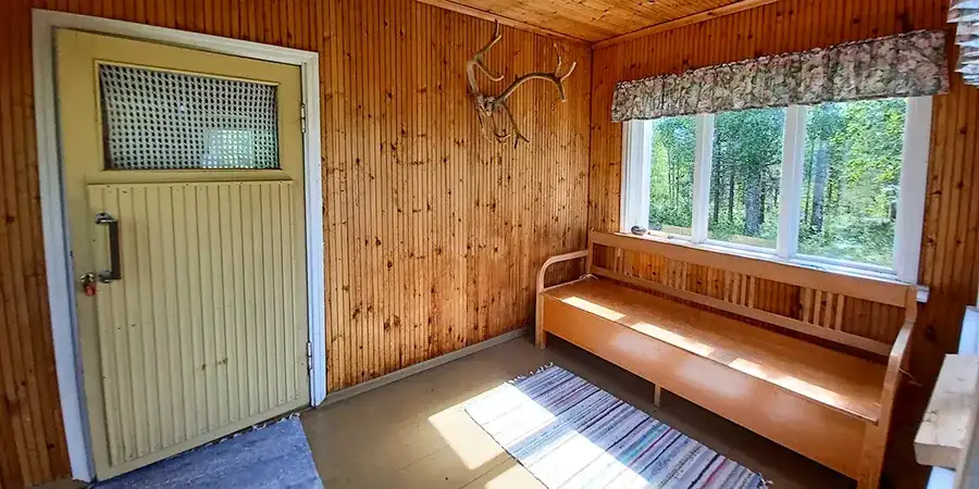 Väinölän kuisti levähdyspaikkana ulkoilureissujen jälkeen Hossassa