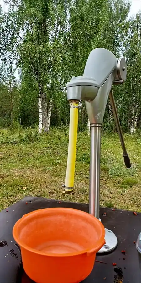 Väinölän pihakaivon vesipumppu Hossassa